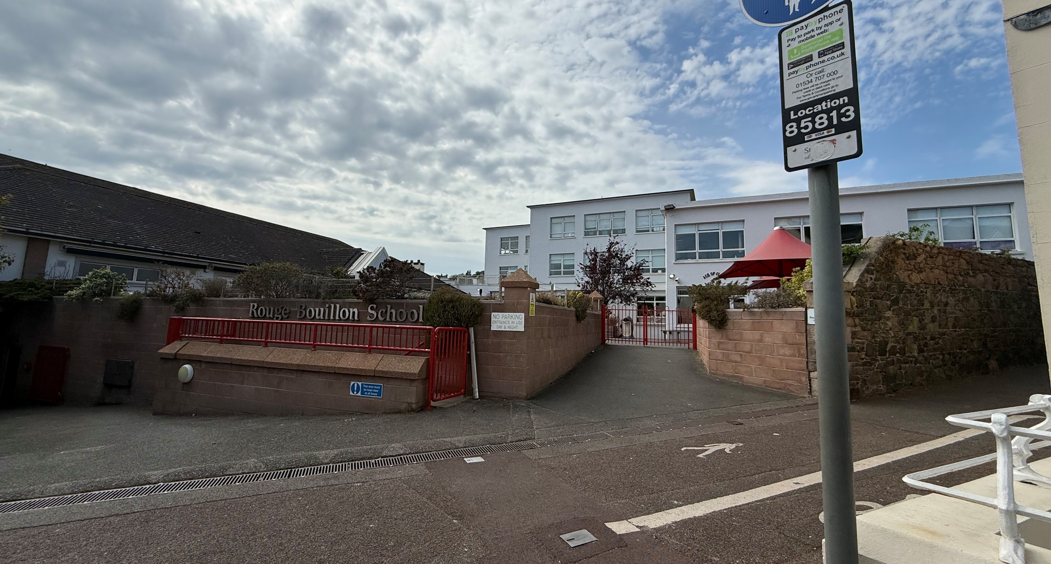 Pedestrian entrance to Rouge Bouillon school.